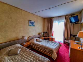 Отель Hotel Belvedere Предял Двухместный номер с 2 отдельными кроватями-1